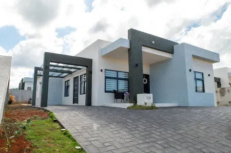 Trendy vacation home-5 mins from Ocho Rios Отели рядом с достопримечательностью «Тертл Ривер Фолс & Гарденс»