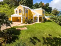 Spacious 5-bedroom house views of El Yunque and saltwater spa. Hotels in Rio Blanco