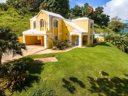 Spacious 5-bedroom house views of El Yunque and saltwater spa. Отели в г. Rio Blanco