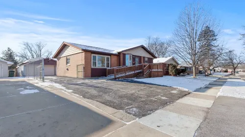 My Prima Karina BEAUTIFUL 4bd 2ba in quiet Chicago Suburb