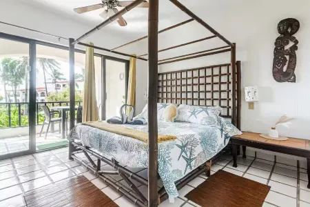 Beachfront 3b ground-level condo with stunning Caribbean Sea views in Playacar 1