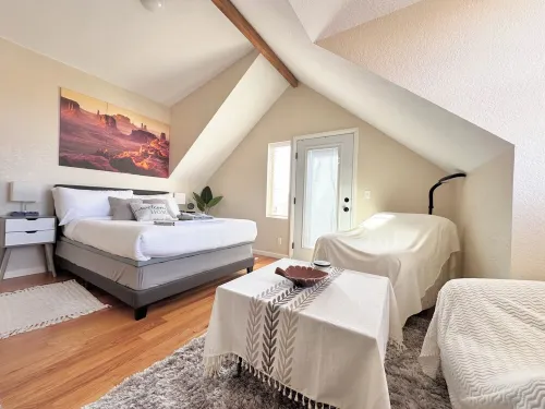 Charming 4-Bedroom Home with Plenty of Off-Street Parking and Beautiful Views. - balcony