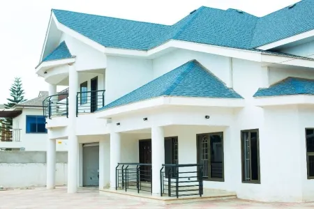 Beautiful Secure Home With 24 hour Security Отели в г. Adjiringanor