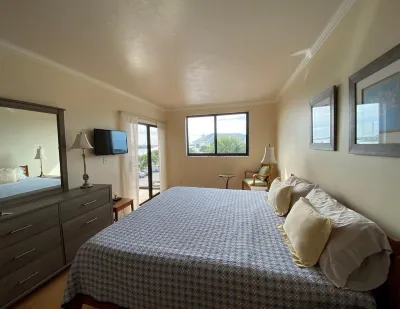 Beau Mer Condo with views of Naples Bay, walking distance to Old Naples Hotels near Naples Pier