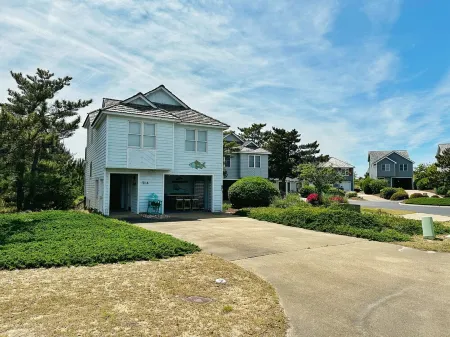 Liv4Summer II- 3 bedroom rennovated cottage with hot tub and beach club access