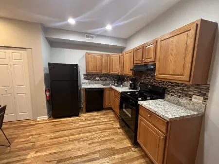 Spacious two bedroom condo with a cozy feel! Отели рядом с достопримечательностью «Jackson Park»