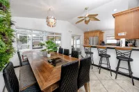 Poolside Paradise close to Clearwater 5br 2bath sleeps 12 with heated pool