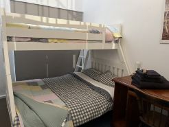 Family friendly apartment walking distance to Castlemaine’s restaurants.