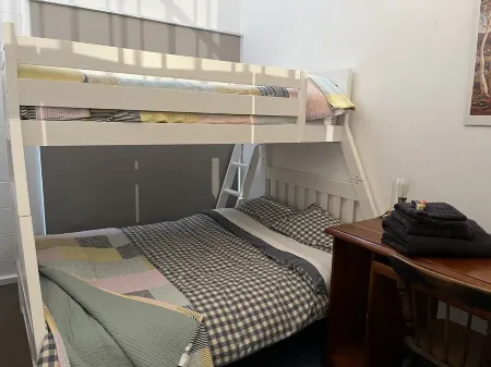 Family friendly apartment walking distance to Castlemaine’s restaurants. Отели рядом с достопримечательностью «Буда Хисторик Хоум & Гарден»