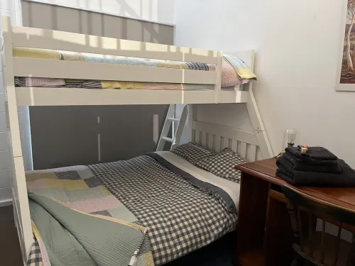 Family friendly apartment walking distance to Castlemaine’s restaurants.