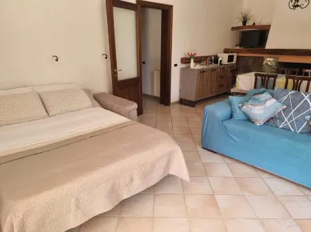 2 DOUBLE BEDS, MINI FRIDGE, COFFEE MACHINE, MICROWAVE OVEN, TABLE. Отели в г. Poggio dei Pini