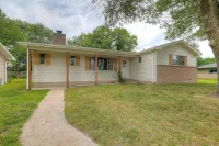The Greystone- Spacious + Updated home in SE Joplin Отели рядом с достопримечательностью «Суперцентр Уолмарт»