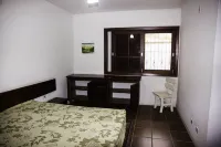 Comfortable beach house with pool, terrace, barbecue, 300m from the beach Hotels in Sao Sebastiao