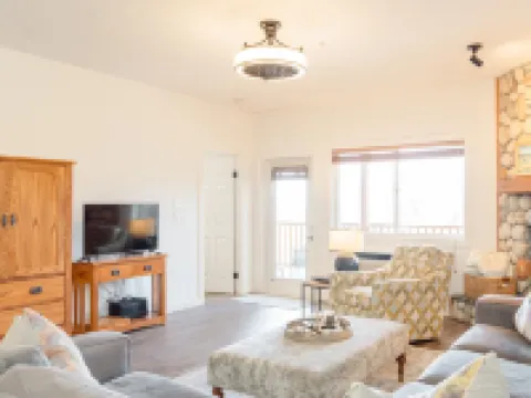 Modern mountain condo on Northstar Mountain licence # STRU 2025-16819 金伯利酒店