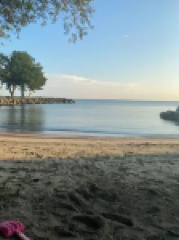 Lakefront home. Beach & park access. 8 miles to Cedar Point. 4 bedrooms 3 baths.