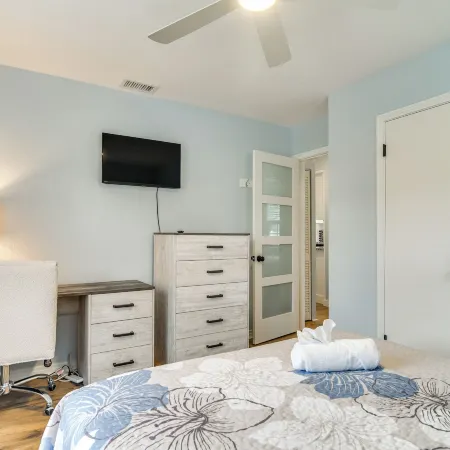 Pinellas Park Home: Swim, Golf, Grill & More!