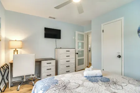 Pinellas Park Home: Swim, Golf, Grill & More! Отели в г. Пинелас Парк