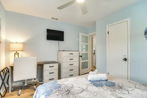 Pinellas Park Home: Swim, Golf, Grill & More! - Kitchen