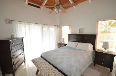 #1 Reviewed Pristine Private Beachfront Villa, Full Laundry & Kitchen, WiFi, A/C