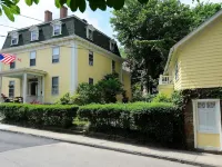 Yankee Peddler Inn Hotels in Newport