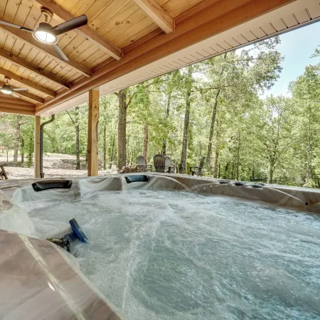Sip, Hike and Explore Sleek Retreat in Cleveland!