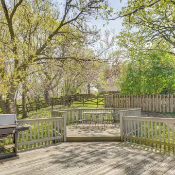Hot Tub and Sauna Hoffman Estates Villa in Elgin!