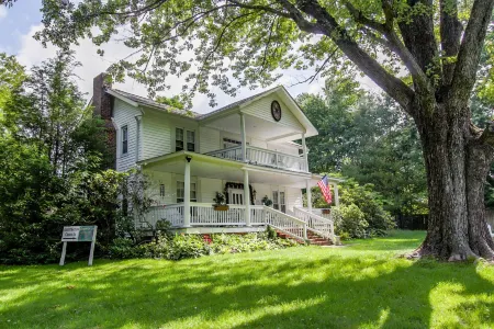 Buffalo Tavern Bed & Breakfast Отели в г. Пайн Суомп