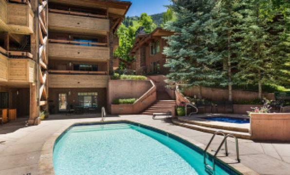 Aspen Condo W Pool, Hot Tub & 2 Blocks to Gondola - Fh4
