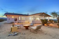 Terracasa - Hot Tub, Fire Pit, Outdoor Shower & Endless Views 2 Bedroom Home by RedAwning Hotels in Yucca Valley