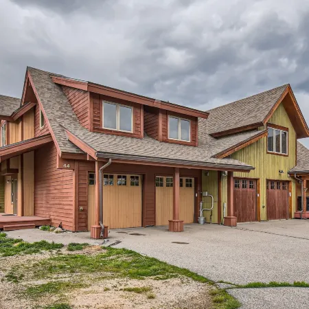 42 Burgundy 4Br 3.5ba 4 Bedroom Townhouse by RedAwning