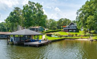 Luxe Lake Sinclair Living Private Dock and Beach!