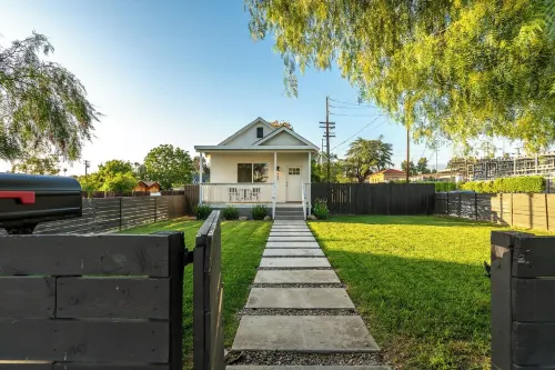 Sprawling Downtown Redlands Retreat Central to all Schools, Hospitals & Events