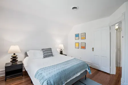 Charming 5-BR, 8 mins to ND, in Museum District Отели рядом с достопримечательностью «Ice Box Skating Rink»