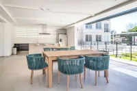 Stylish Apartment w/ Workspace, Pool & Gym