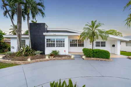 Waterfront Jungle House, Firepit, Kayaks & Sunset