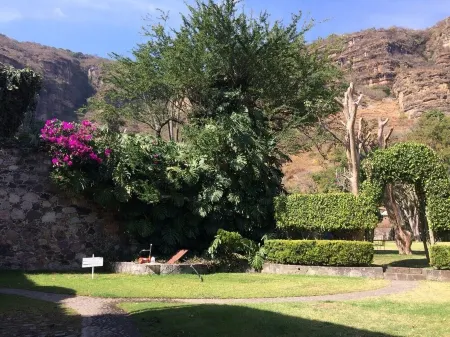 Country House with Pool in Malinalco, Mexico, 12 guests