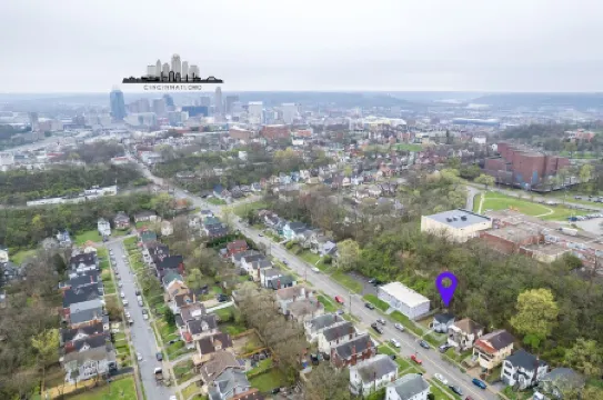 Fully Renovated Tiny Gem ~ Mins to Downtown ~ Yard