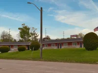 Maple Leaf Inn Hotels in Bruce County