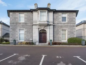 Marks at the Manor Luxury Riverside Apartments - Sleeps up to 4, with Parking and Sky TV