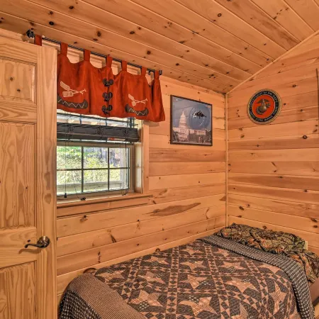 Parsons Semper Fi Cabin w/ Fire Pit!