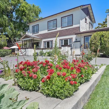 Cinnamon Bear Creekside Inn