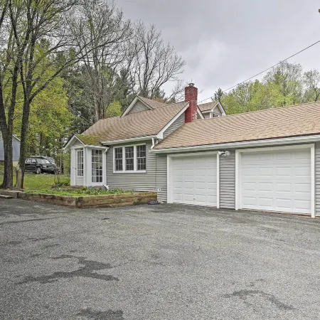 Beautiful Lenox Home, 3 Mi to Shakespeare and Co!