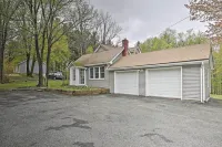 Beautiful Lenox Home, 3 Mi to Shakespeare and Co! - Homestays