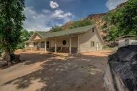 Pecan Point by Kabino Mountain Trail Access Foosball Table Private Yard Firepit WiFi Grill