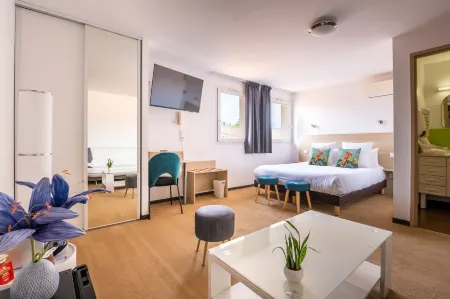 Logis Hôtel Restaurant le Clos Fleuri Отели в г. Вильпент