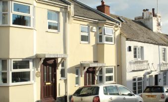 3Br Central Patio Home with Parking