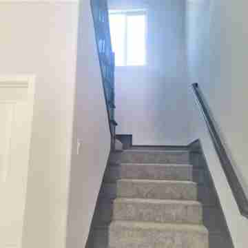 High Ceiling*2-levels Home*5 miles to Disneyland Others