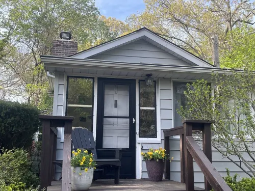 Charming 1 bedroom Stony Brook cottage -walking distance to village & university Hotel a Stony Brook