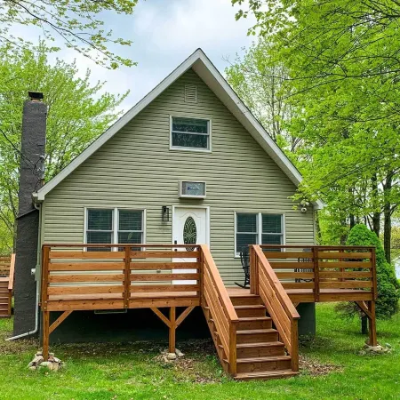 Pet-Friendly Long Pond Abode Near Lakes and Resorts!