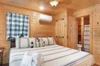 Cozy riverside cabin, hottub, fire-pit, fishing, tubing, relaxing